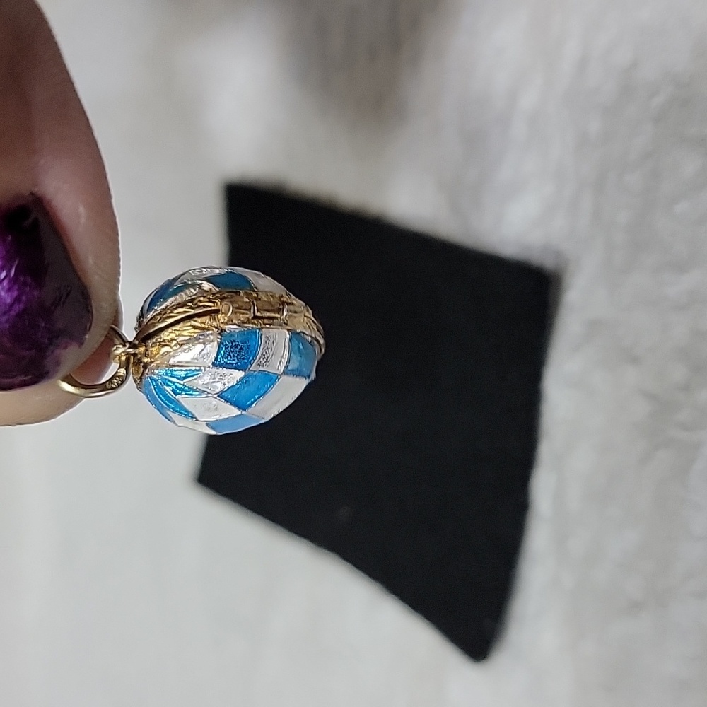 Vintage baby Blue pendant egg